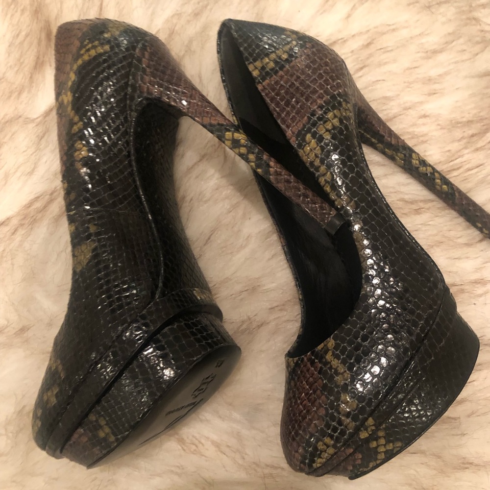 Brian Atwood snake pumps never worn 6.5